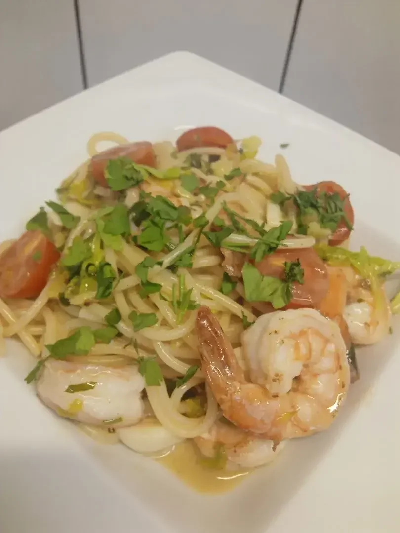 Domowa pasta z owocami morza, małżami i krewetkami