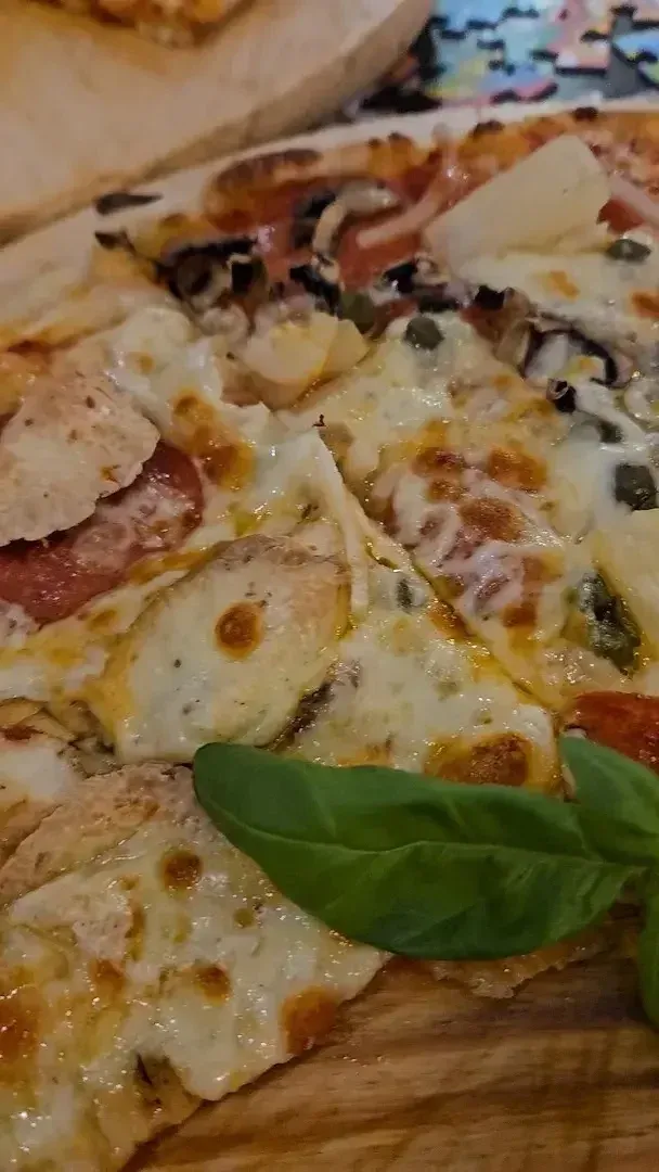 Chrupiąca pizza z bazylią prosto z pieca