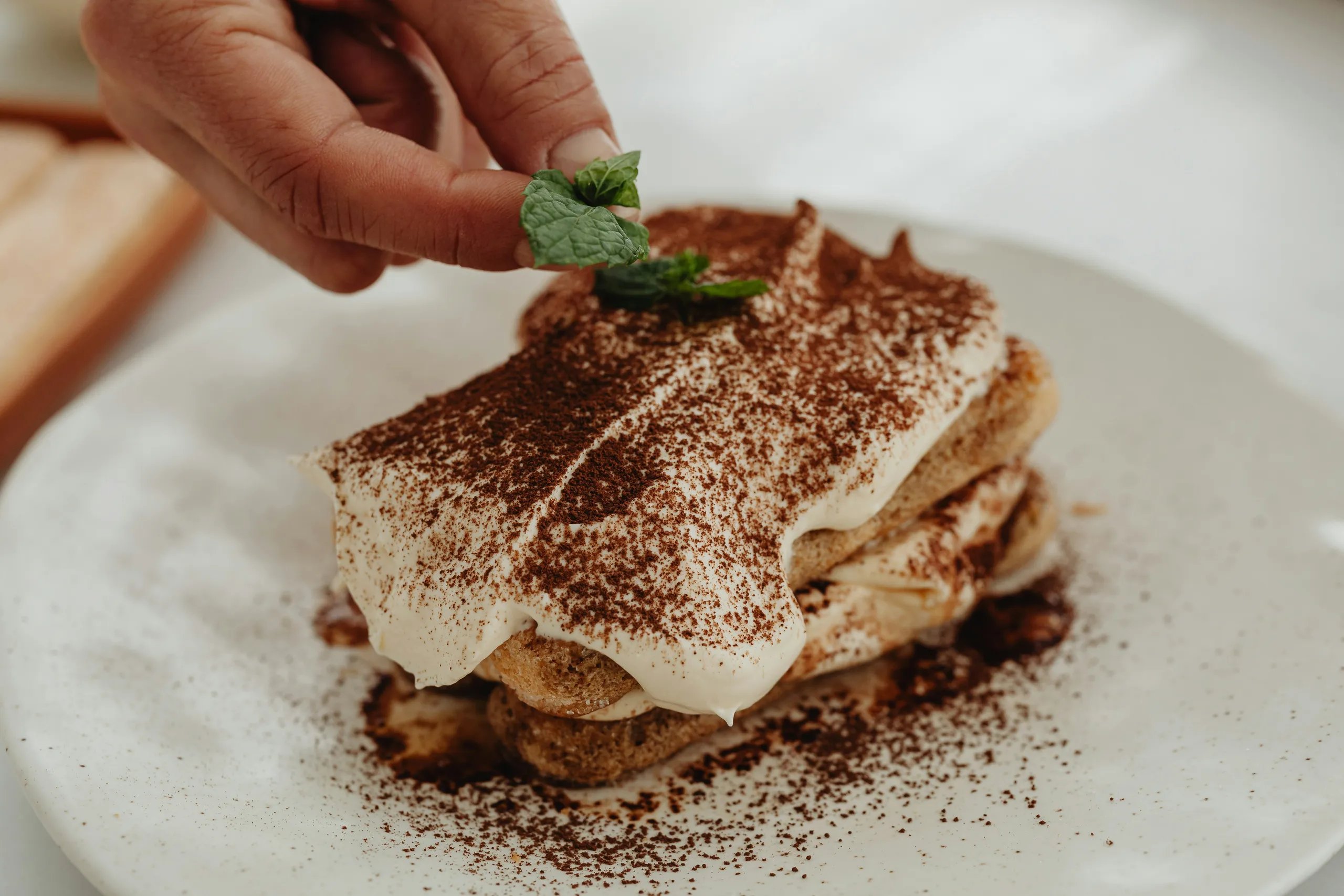 Tiramisu z mascarpone, kawą i ciemną czekoladą