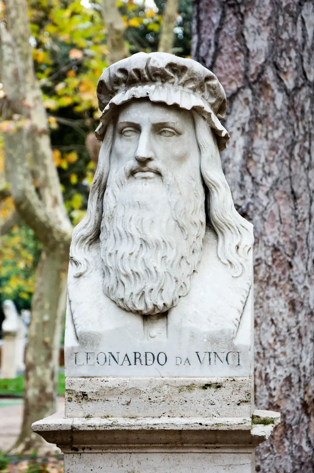 Marmurowe popiersie Leonarda da Vinci w parku