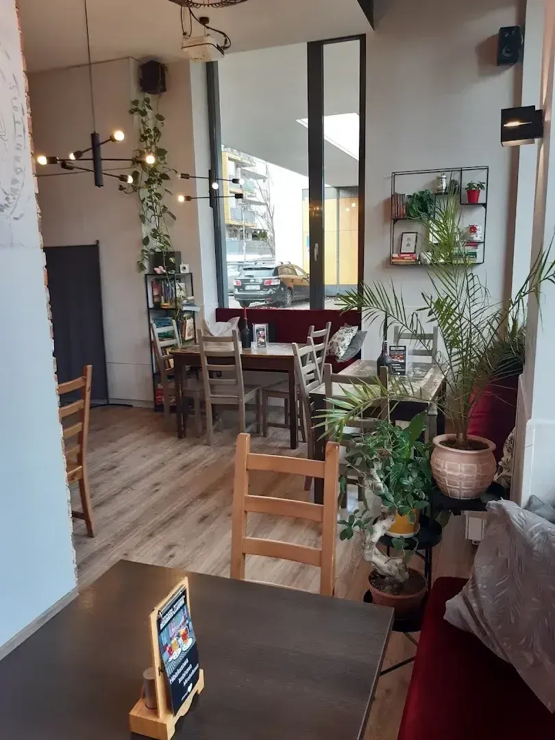 Nasza sala: drewno, rośliny i dużo światła